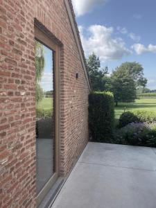 a brick building with a large glass door at Relax Select in Munte