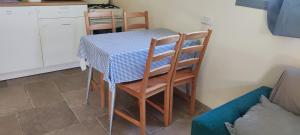 Kuchyň nebo kuchyňský kout v ubytování פינה של נחת במצפה רמון