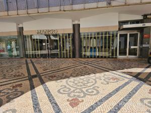un edificio con un pavimento a mosaico di fronte a un negozio di Blife Brasilya - private rooms at Santantonya 2nd floor a Faro Altre 6 foto
