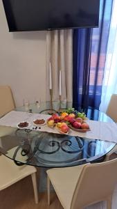 einen Glastisch mit einem Obstteller darauf. in der Unterkunft La Perla Di Caserta in Caserta