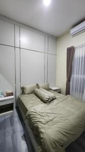 a bedroom with a large bed in a room at Shafa Guest House in Muaratewe