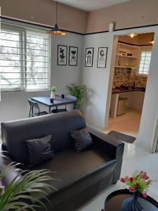 Kuchyň nebo kuchyňský kout v ubytování 1 Bhk Service Apartments by Abhibha Stays Near Botanical Garden