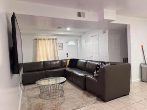 Χώρος καθιστικού στο Large 2Kings 2 bedroom 2 bath by EWR NYC Downtown Newark