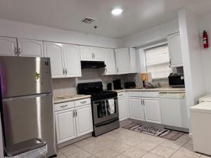 Η κουζίνα ή μικρή κουζίνα στο Large 2Kings 2 bedroom 2 bath by EWR NYC Downtown Newark