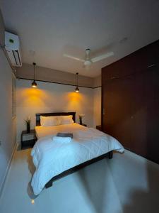 Postel nebo postele na pokoji v ubytování 1 Bhk Service Apartments by Abhibha Stays Near Botanical Garden