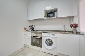 ログローニョにあるApartamento Momentos by Clabaoの洗濯機と電子レンジ付きのキッチン +21枚の写真