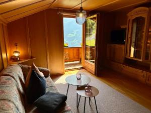StummerbergにあるHaus Erikaのソファとテーブルのあるリビングルーム