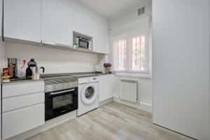 ログローニョにあるApartamento Momentos by Clabaoの白いキッチン(洗濯機付)