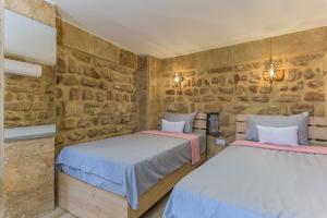Ένα ή περισσότερα κρεβάτια σε δωμάτιο στο Casa Kik Apartments in Mina Tripoli
