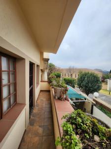 Villa Sant Andrea Boutique Luxury Villa في جوهانسبرغ: بلكونه مطلة على مسبح