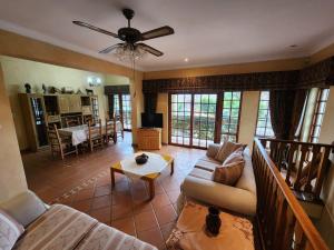 Villa Sant Andrea Boutique Luxury Villa في جوهانسبرغ: غرفة معيشة بها أريكة وطاولة