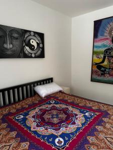 una cama con una alfombra de colores encima en Franks Hill Apartment, en Phra Ae beach