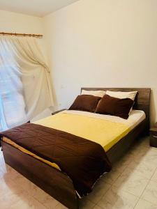 a large bed in a room with a window at Maison à Cabonegro in Cabo Negro