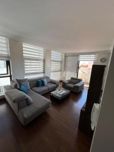 a large living room with couches and a table at Amplio, Familiar y Acogedor in Cochabamba