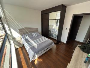 a bedroom with a bed and a mirror at Amplio, Familiar y Acogedor in Cochabamba