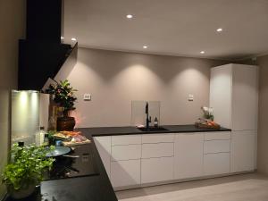 ครัวหรือมุมครัวของ Modern Luxury Villa- Free parking