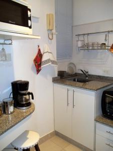 布宜諾斯艾利斯的住宿－Departamento Posadas，一间带水槽和微波炉的小厨房