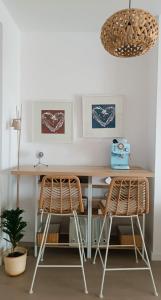 a desk with two chairs in a room with a table at PLAYA GRANADA NASILA APARMENT GOLF and BEACH in Salobreña