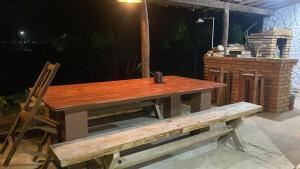 un tavolo di legno e una panca su un patio di Casa Nativa Coqueiro a Luis Correia Altre 17 foto