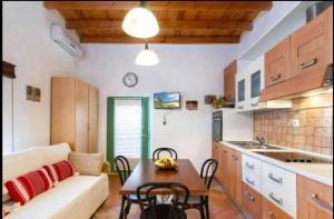 a kitchen and living room with a couch and a table at Tolles Ferienhaus In Piskokefalo Mit Terrasse in Piskokéfalon