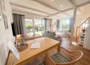 a living room with a wooden table and chairs at Ostseeferienhaus California in Zierow