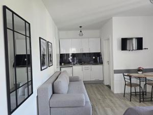ein Wohnzimmer mit Sofa und Tisch in der Unterkunft Apartman Intrada in Neum