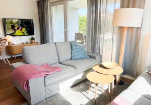 a living room with a couch and a table at Ostseeferienhaus California in Zierow