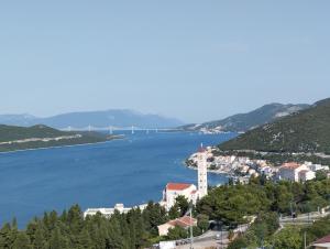 Blick auf ein Gewässer mit einer Brücke im Hintergrund in der Unterkunft Apartman Intrada in Neum + 3 Fotos