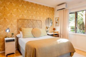 Postel nebo postele na pokoji v ubytování Newly Renovated - Stellenbosch Farm Cottage