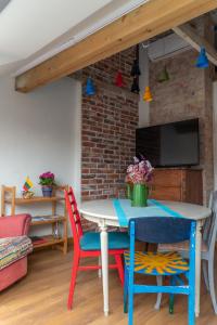 una sala da pranzo con tavolo e 4 sedie di ATTIC Apartment in Old Town Heart Kurpiai a Klaipėda Altre 18 foto