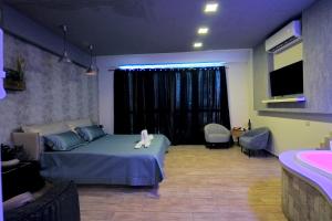 a bedroom with a bed and a large window at חלום לים - סוויטות מדהימות עם מרפסת לים באשקלון in Ashqelon