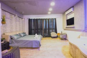 a bedroom with a bed and a sink at חלום לים - סוויטות מדהימות עם מרפסת לים באשקלון in Ashqelon