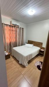Un pat sau paturi într-o cameră la Casa 3 quartos, até 6 pessoas cataratas