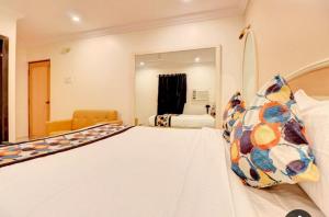 una habitación de hotel con una cama y un espejo en Hotel Stay Land Inn Versova, en Bombay 6 fotos más