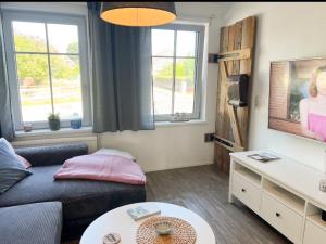 ein Wohnzimmer mit Sofa und Tisch in der Unterkunft Ferienwohnung Sonnentraum in Bannesdorf