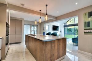 Μια τηλεόραση ή/και κέντρο ψυχαγωγίας στο Stunning large house in Green Dunmow