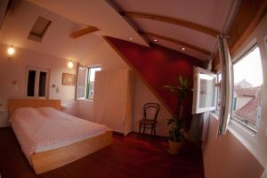 um quarto com uma cama e duas janelas em Sweet Loft em Split