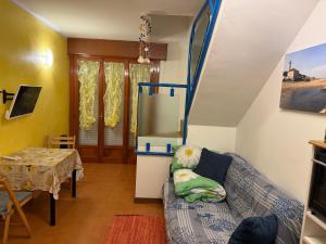 een woonkamer met een bank en een tafel bij Bibione Landora Nummer 141 in Bibione +54 foto's