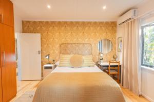 Ένα ή περισσότερα κρεβάτια σε δωμάτιο στο Newly Renovated - Stellenbosch Farm Cottage