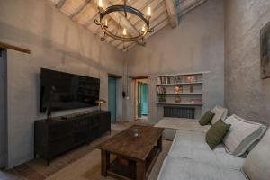 Μια τηλεόραση ή/και κέντρο ψυχαγωγίας στο Historic Farmhouse With Loggia In Cortona