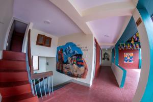 un escalier dans une maison ornée d'une peinture murale dans l'établissement Famous House Kathmandu, à Katmandou