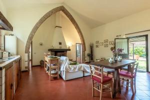 Η κουζίνα ή μικρή κουζίνα στο Restored Barn With Views Of Siena Countryside