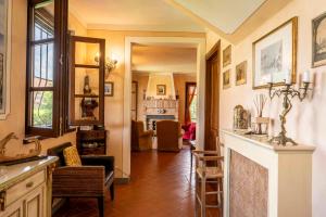 Una sala de estar llena de muebles y una chimenea. en Countryside Home With Pool Near Florence, en Castelfiorentino