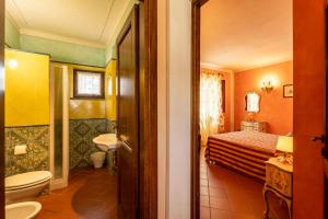 Un baño con una cama, un inodoro y un lavabo. en Countryside Home With Pool Near Florence, en Castelfiorentino 29 fotos más