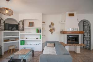Una sala de estar con un sofá y una chimenea. en Villa Porto Vecchio 8p, en Porto Vecchio 17 fotos más