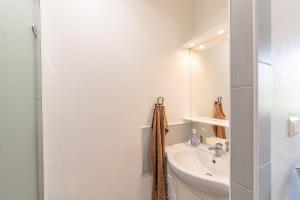 un baño con lavabo y espejo en Villa Porto Vecchio 8p, en Porto Vecchio