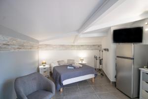 1 dormitorio con 1 cama, 1 silla y TV en Villa Porto Vecchio 8p, en Porto Vecchio