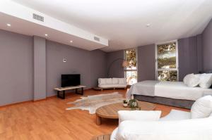 Un dormitorio grande con una cama y una sala de estar. en Modern 3rd floor loft in Alicante, en Alicante