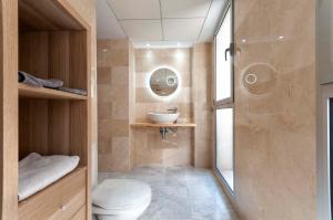 un baño con inodoro y lavabo en Modern 3rd floor loft in Alicante, en Alicante 14 fotos más