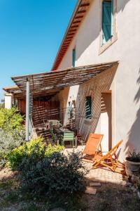 eine Terrasse eines Hauses mit einem Tisch und Stühlen in der Unterkunft Charming House In An Organic Wine Estate in Frontignan